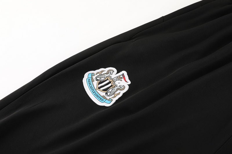 CONJUNTO LARGO NEWCASTLE ENTRENAMIENTO 24/25 HOMBRE - FutStoreOficial