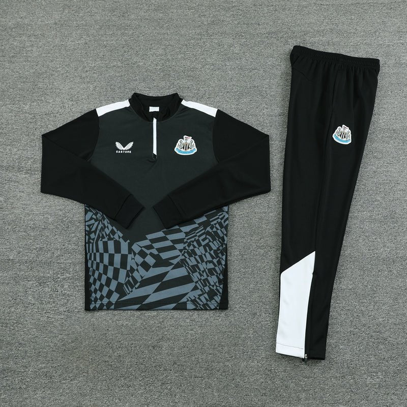 CONJUNTO LARGO NEWCASTLE ENTRENAMIENTO 24/25 HOMBRE - FutStoreOficial